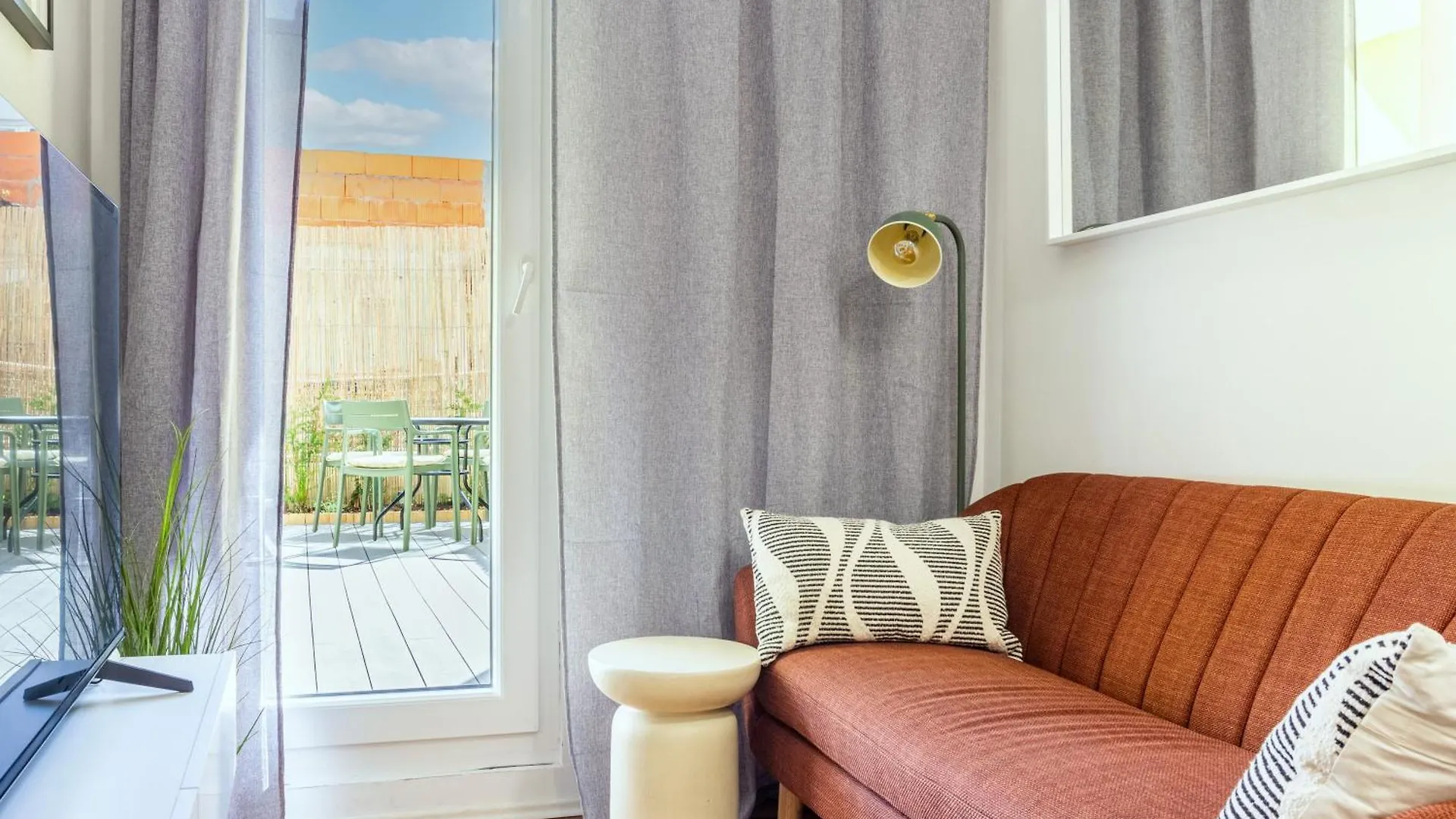 Green Point Split Apartment